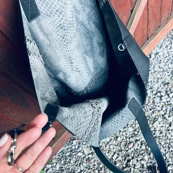 Rare! Henri Bendel Reversible Astrid Large Black Leather With Snakeskin Hobo Bag - Picture 9 of 16